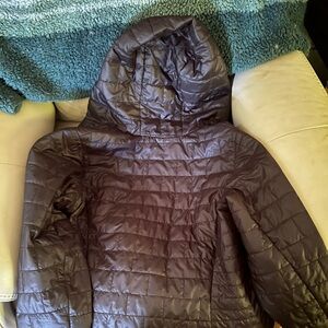 Durable wind resistant shell, light weight, windproof and warm.